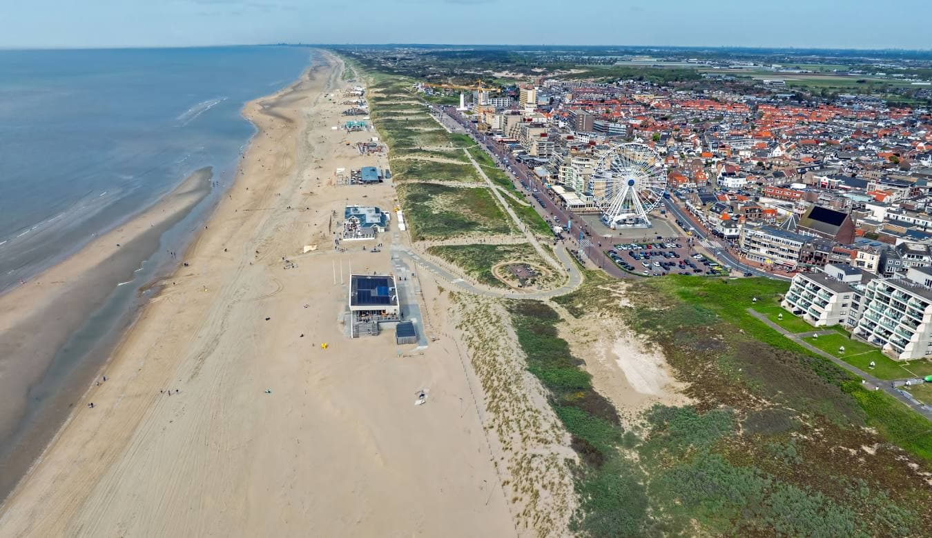 Noordwijk aan Zee vanuit de lucht, breed zandstrand en boulevard met reuzenrad