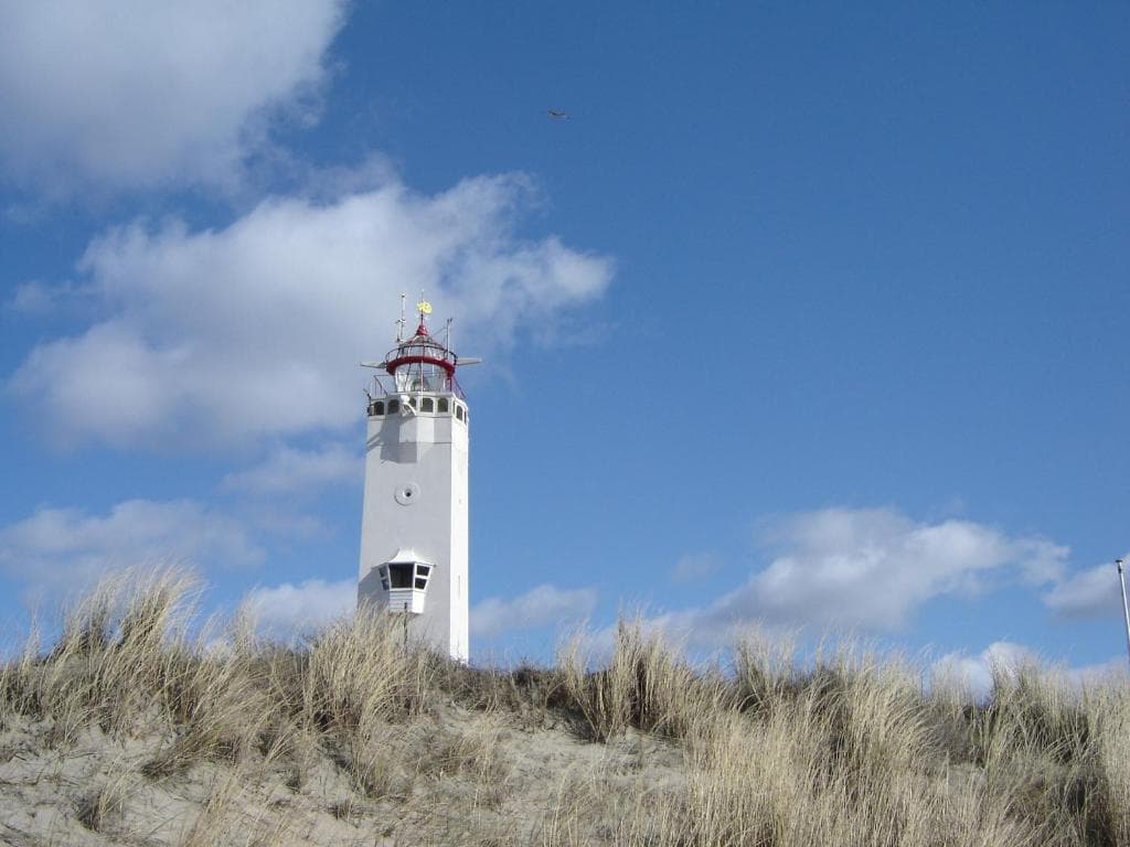 Vuurtoren van Noordwijk aan Zee tussen de duinen